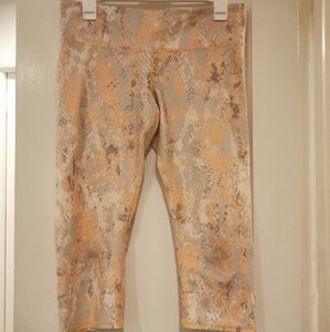 Alo Yoga 3/4 length leggings size medium